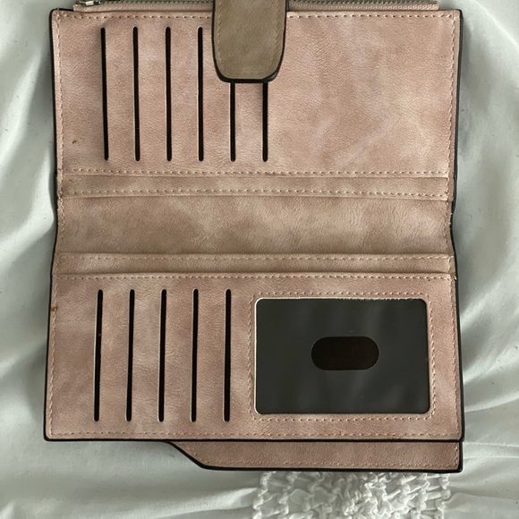 Lovely pink wallet - Picture 2 of 3